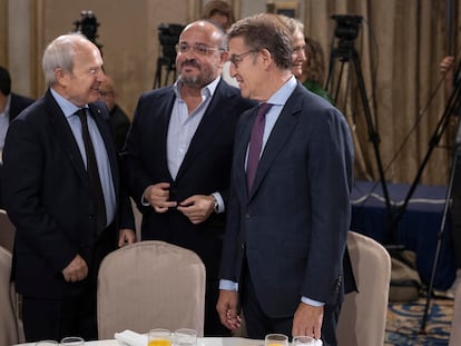 El presidente del Partido Popular, Alberto Núñez Feijóo (derecha) junto al expresident José Montilla (izquierda) y el líder del PP en Cataluña, Alejandro Fernández. Foto: Massimiliano Minocri