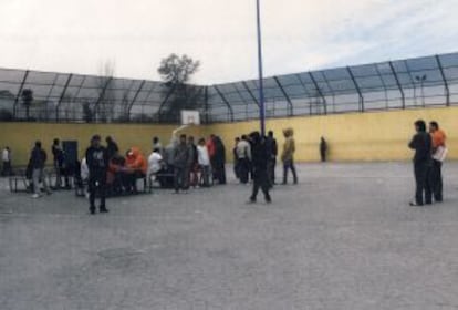 Patio de hombres de las instalaciones del CIE de Aluche, en Madrid.