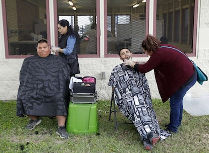 Voluntarias afeitan y cortan el pelo a dos vagabundos en Texas. DELCIA LOPEZ / THE MONITOR / AP