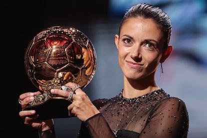 Aitana Bonmatí recibe el Balón de Oro 2023.