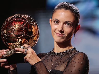 Aitana Bonmatí recibe el Balón de Oro 2023.