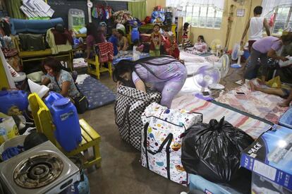 Una mujer evacuada coloca sus pertenencias en un centro de acogida temporal en la ciudad de Tuguegarao, al noreste de Filipinas.