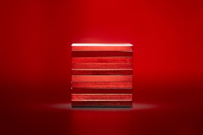 'The End of the World', de Alfredo Jaar, un pequeño cubo de cuatro centímetros de lado hecho de capas de 10 minerales críticos.