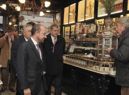 El delegado de Economía y Empleo, Miguel Ángel Villanueva, presenta la ruta en el Lhardy.