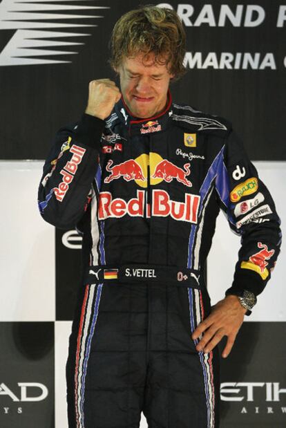 Vettel, emocionado, celebra la victoria en el podio de Yas Marina.