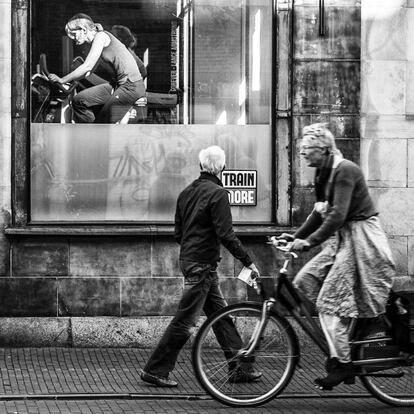 Nico Ouburg (1954, Deil, Países Bajos) es un fotógrafo autodidacta enamorado de la vida cotidiana, de la gente, de esos momentos sin importancia que las personas viven en la calle. En su próximo libro ‘It’s all about life’ (‘Todo sobre la vida’) ahonda en el círculo vital, desde los niños hasta los ancianos, y en el sentimiento de que todas la personas somos iguales. "Mi libro trata de la vida, es lo que me interesa. No quiero que me llamen 'streetphotographer'. Soy un fotógrafo de personas"