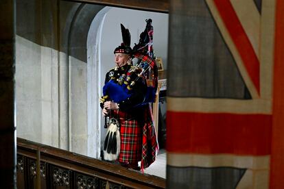 Paul Burns, del Regimiento Real de Escocia, interpretaba la pieza tradicional 'Sleep, Dearie, Sleep', durante el funeral de Isabel II.  
