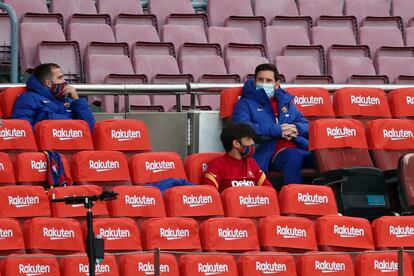Lionel Messi (a la derecha), en las gradas del Camp Nou.