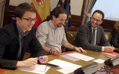 Íñigo Errejón, Pablo Iglesias y el socialista Antonio Hernando.