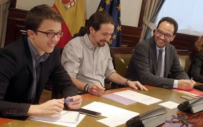 &Iacute;&ntilde;igo Errej&oacute;n, Pablo Iglesias y el socialista Antonio Hernando. 