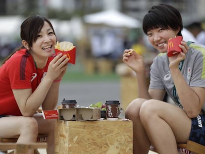 Atletas olímpicas japonesas comem no McDonald’s da Vila Olímpica.