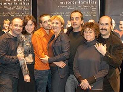 De izquierda a derecha, Manel Dueso y los actores Nathalie Poza, Pau Durà, Blanca Portillo, Gonzalo de Castro, Julieta Serrano y Javier Cámara, ayer en Madrid.