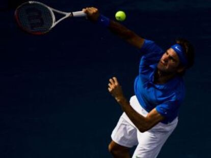 Federer efectúa un servicio durante la final.