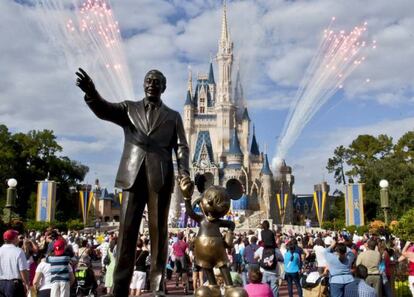 La estatua de Walt Disney y Mickey Mouse en Disney World.