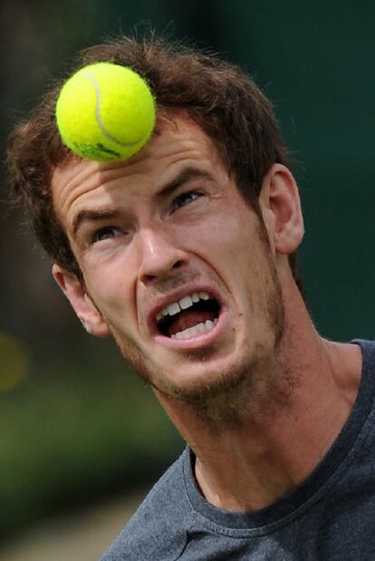 Andy Murray cabecea ayer una pelota de tenis.