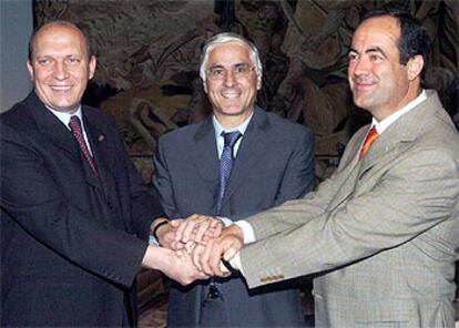 Jesús Alique, alcalde de Guadalajara; el presidente de Castilla-La Mancha, José María Barreda, y el ministro de Defensa, José Bono, celebran, en la sede del ministerio, la venta a la ciudad del Fuerte de San Francisco, desafectado por Defensa.