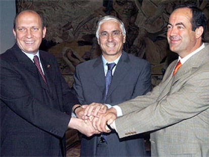 Jesús Alique, alcalde de Guadalajara; el presidente de Castilla-La Mancha, José María Barreda, y el ministro de Defensa, José Bono, celebran, en la sede del ministerio, la venta a la ciudad del Fuerte de San Francisco, desafectado por Defensa.