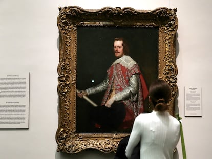 Una mujer mira la pintura de Velázquez 'Felipe IV en Fraga', expuesta en el Museo del Prado.