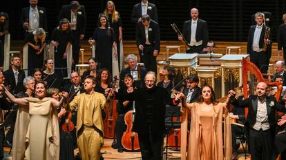 John Eliot Gardiner, en el centro, con buena parte del elenco de la obra.