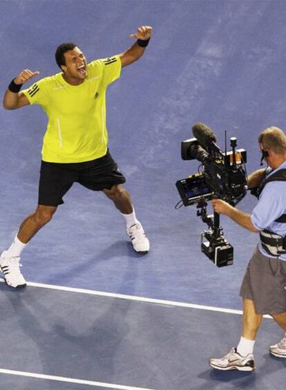 Tsonga celebra su victoria ante Djokovic delante de una cámara de televisión.