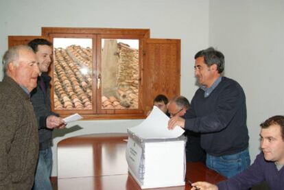 Varios vecinos votan en las elecciones del pequeño municipio de Olocau del Rey.