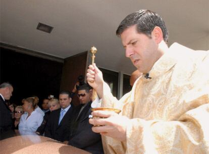 El padre Alberto bendice el féretro del músico cubano Cachao en marzo de 2008 en Miami, Florida