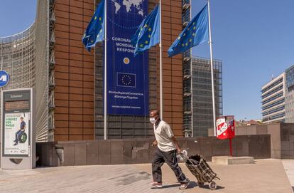 Peatón frente a la sede de la Comisión Europea en Bruselas.