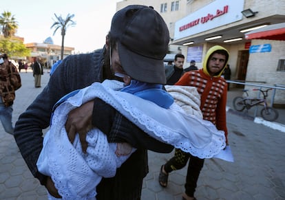 Yahya Al-Batran abraza el cuerpo de su hija recién nacida, Jumaa Al-Batran, fallecida por una hipotermia en la franja de Gaza, el pasado 30 de diciembre.