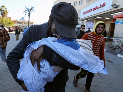 Yahya Al-Batran abraza el cuerpo de su hija recién nacida, Jumaa Al-Batran, fallecida por una hipotermia en la franja de Gaza, el pasado 30 de diciembre.