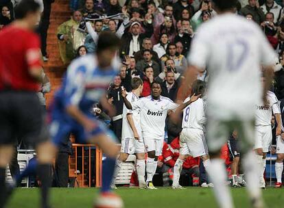 Belenguer (en primer plano) saca la falta que dio origen al gol del Getafe mientras los jugadores del Madrid (al fondo) protestan la anulación del tanto de Robben.