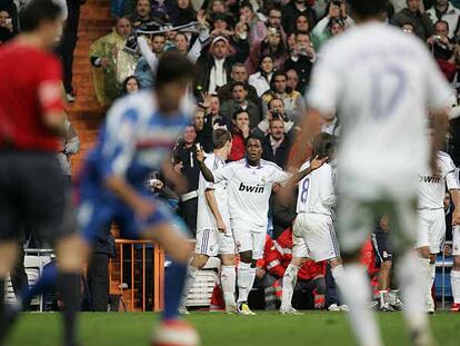 Belenguer (en primer plano) saca la falta que dio origen al gol del Getafe mientras los jugadores del Madrid (al fondo) protestan la anulación del tanto de Robben.