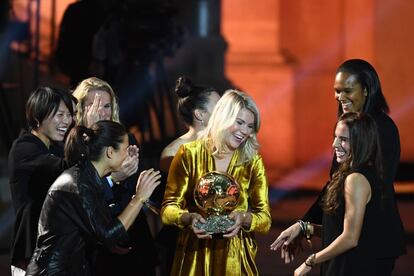 La delantera noruega del Olympique de Lyon, Ada Hegerberg, celebra con sus compañeras el premio del Balón de Oro Femenino 2018 de la FIFA, durante la ceremonia en el Grand Palais de París, el 3 de diciembre de 2018.