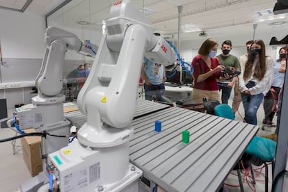 Una profesora de robótica practica la manipulación de robots con sus alumnos en la Universidad de Alicante.