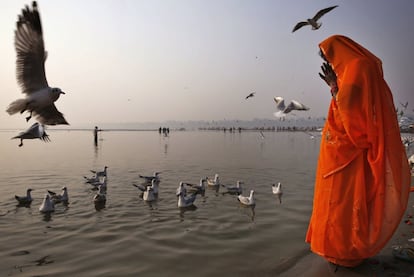 Un devoto hindú reza en las orillas del río Ganges en Allahabad, India. Allahabad, en la confluencia de los ríos Ganges, Yamuna y el mítico Saraswathi, es uno de los centros importantes del hinduismo.