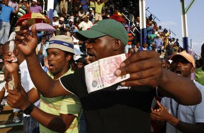 Los mineros de Marikana celebran el acuerdo con la empresa Lonmin el martes.