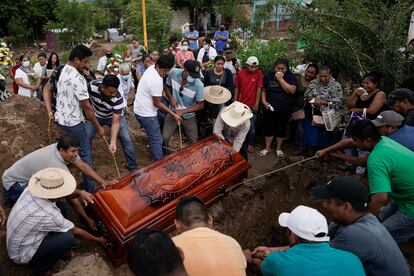 Habitantes de San Miguel Totolapan entierran a Wilmar Rojas, asesinado en el ataque de este miércoles.