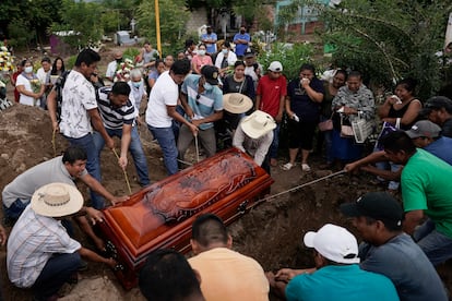 Habitantes de San Miguel Totolapan entierran a Wilmar Rojas, asesinado en el ataque de este miércoles.