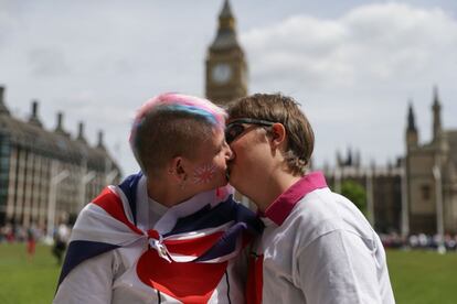 Una pareja se besa en la Plaza del Parlamento en Londres durante una cadena de besos promovida por la campaña antiBrexit.