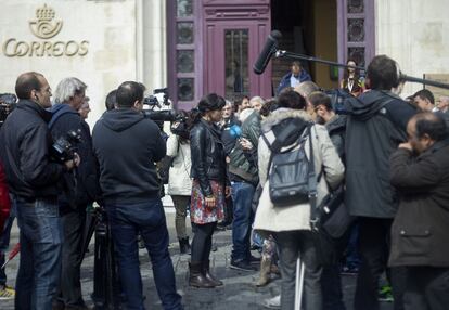 La candidata de Podemos, Teresa Rodriguez atiende a los periodistas después de votar en Cádiz.