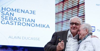 Alain Ducasse se abraza a Juan Mari Arzak, este lunes en San Sebastián Gastronomika.