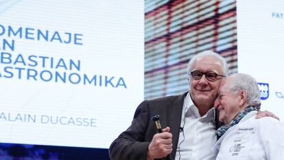 Alain Ducasse se abraza a Juan Mari Arzak, este lunes en San Sebastián Gastronomika.