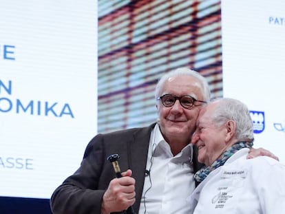 Alain Ducasse se abraza a Juan Mari Arzak, este lunes en San Sebastián Gastronomika.