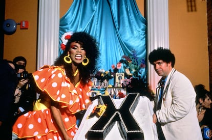 Pedro Almodóvar, en Nueva York en 1990, durante la fiesta de presentación de la película '¡Átame!', junto con la 'drag queen' RuPaul.