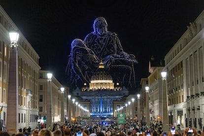 Cientos de drones forman la figura de La Piedad de Miguel Ángel sobre la basílica de San Pedro en el Vaticano, este sábado.