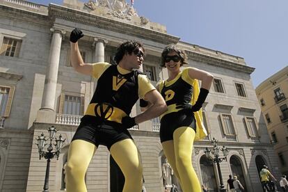 Ada Colau, disfressada del personatge de Supervivienda, heroïna de la Plataforma d'Afectats per la Hipoteca (PAH), amb el seu marit, Adrià Alemany, a la plaça de Sant Jaume, el 2007.