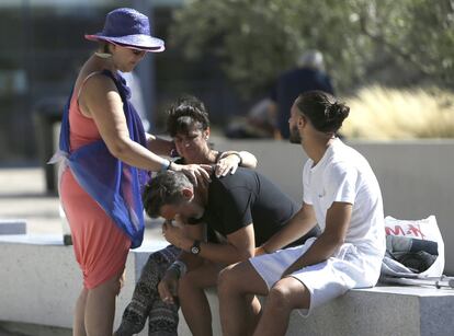 Familiares de las víctimas del ataque de Niza sufrido durante la celebración del Día de la Bastilla esperan a las puertas del hospital Pasteur.