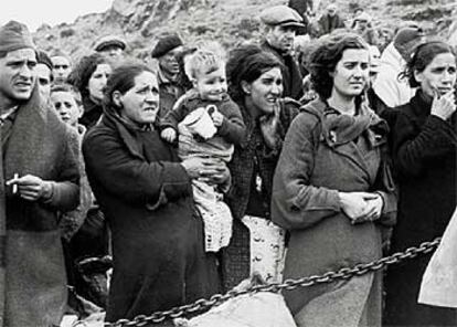Una de las fotografías de Manuel Moros sobre los cerca de 300.000 españoles que cruzaron la frontera a partir de enero de 1939.