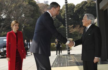 El rey Felipe VI saluda al emperador de Japón Akihito en la bienvenida oficial ofrecida en el Palacio Imperial, en Tokio (Japón).