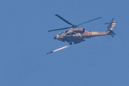 Un helicóptero israelí disparaba un proyectil durante una operación en Gaza, este martes. 
