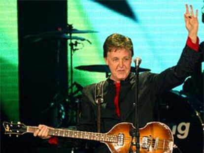 Paul McCartney saluda al público durante su concierto en París.
